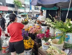 Jelang Imlek 2026, Penjualan Bunga di Jalan Juanda Pekanbaru Meningkat Tajam