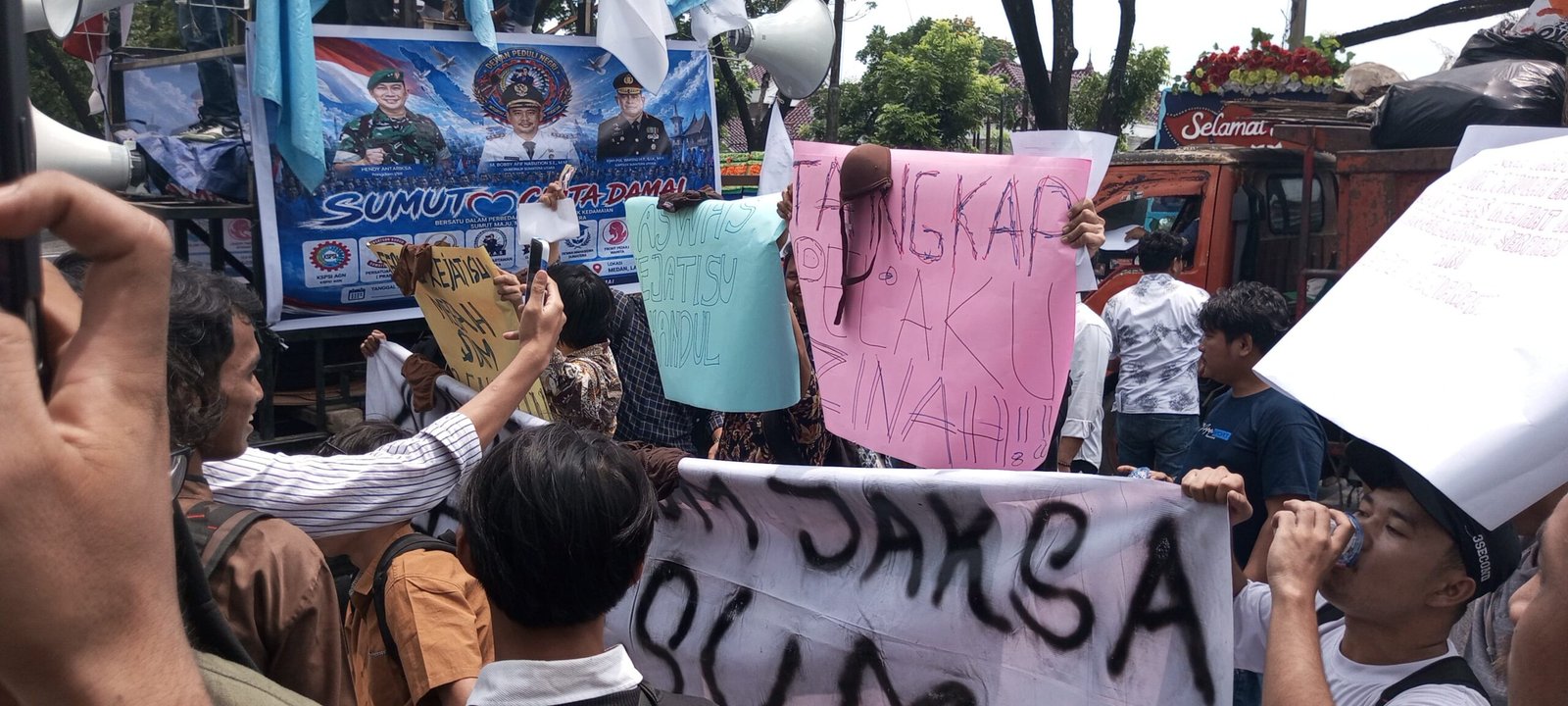 Aksi di Kejati Sumut, Massa Desak Pencopotan Oknum Jaksa Diduga Terlibat Perselingkuhan