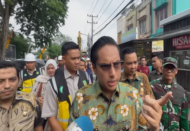 Rico Waas Blusukan ke Helvetia, Pastikan Jalan Konblok dan Drainase Dikerjakan